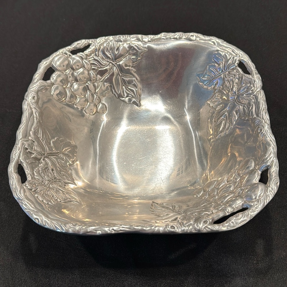 ARTHUR COURT 2001 VINTAGE GRAPE LEAF SQUAR ALUMINIUM SERVING
BOWL SILVER 10x10x3